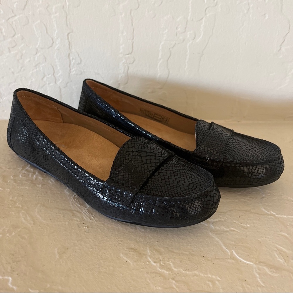 WORN ONCE Vionic Larrun Black Snake Pattern Orthotic Loafers Flats Size 8 EUC